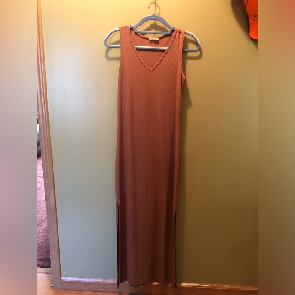 Sleeveless V-Neck Ribbed Maxi Dress in Rust Brown